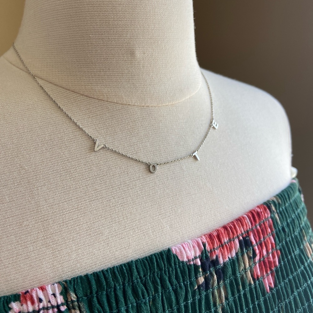 𝅺V O T E‎ necklace - Silvertone
